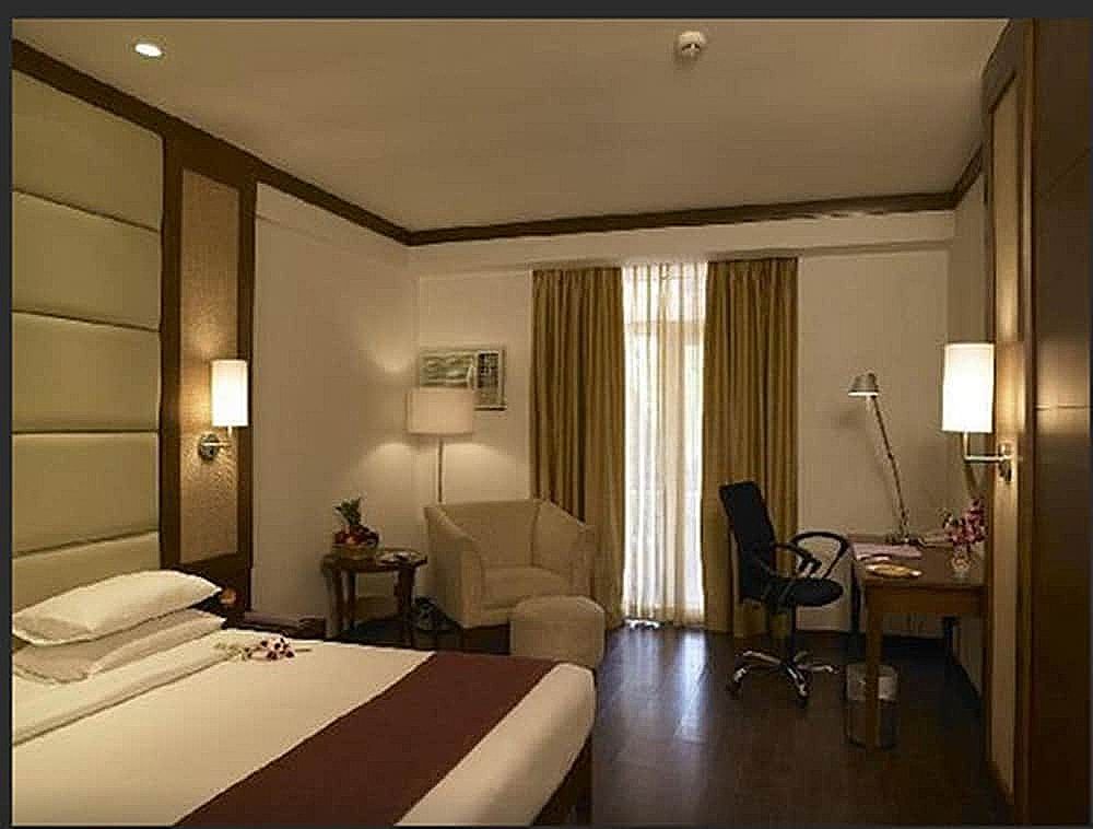 Royal Orchid Resort & Convention Centre Bangalore Deluxe Room with Bathtub 4