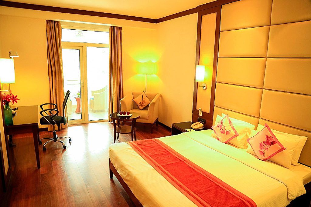 Royal Orchid Resort & Convention Centre Bangalore Deluxe Room with Bathtub 3