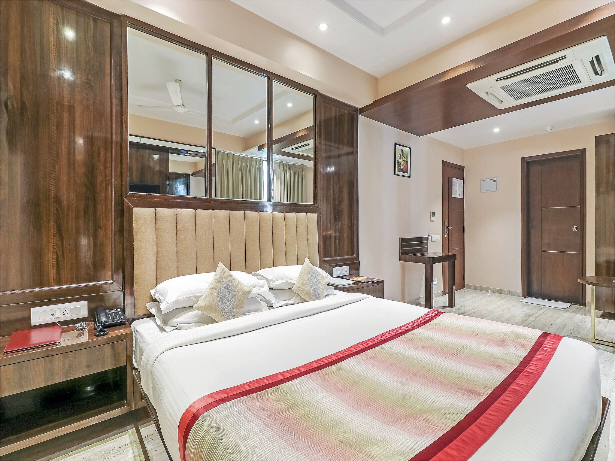 Treatotel Hotel Deluxe Room 2