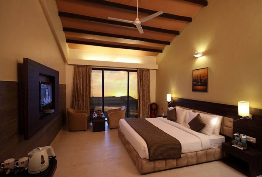 Aakar Lords Inn - Pure Veg Deluxe Room 3