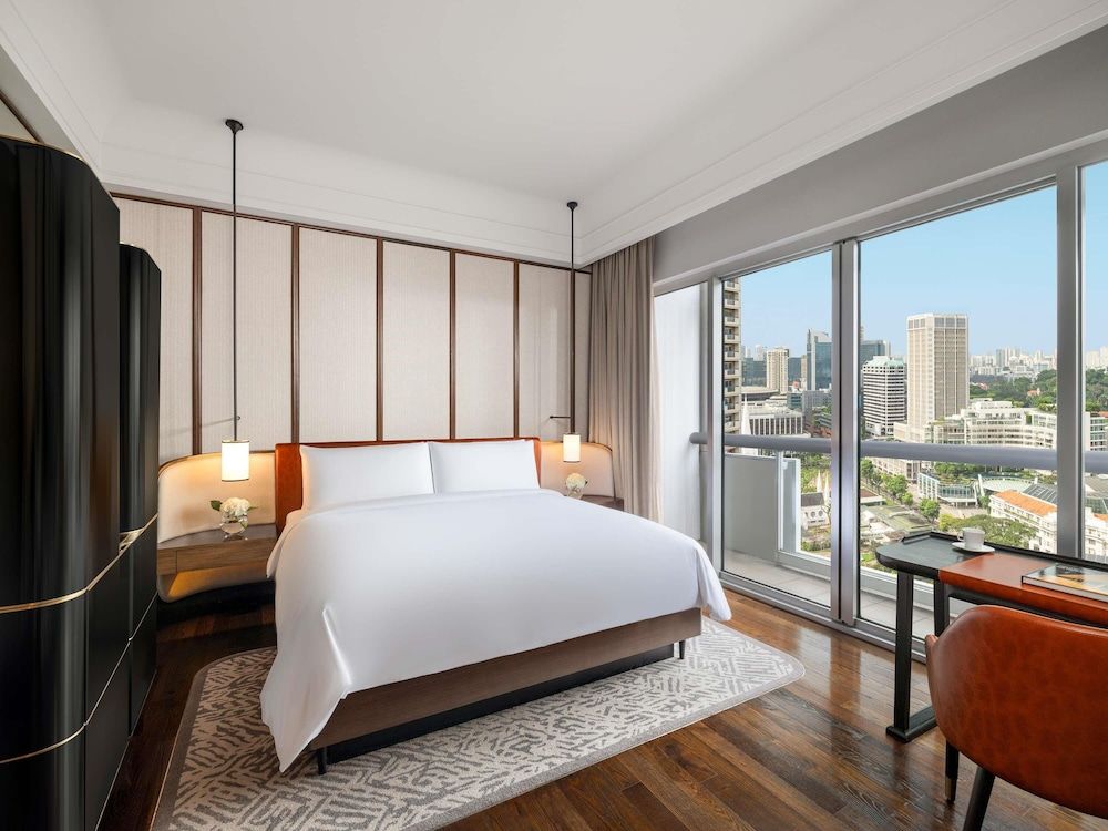 Fairmont Singapore Deluxe, 1 King with Balcony 2