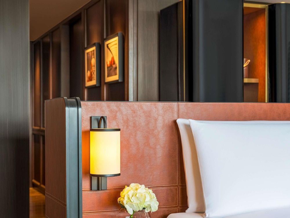 Fairmont Singapore Deluxe, 1 King with Balcony 7