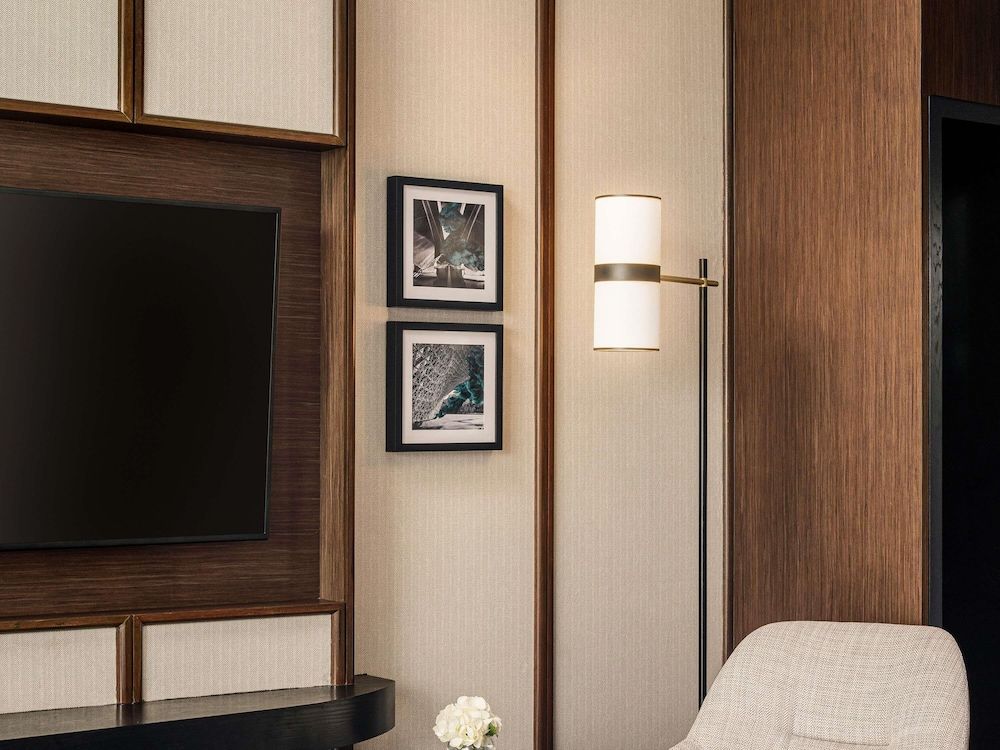 Fairmont Singapore Deluxe, 1 King with Balcony 8