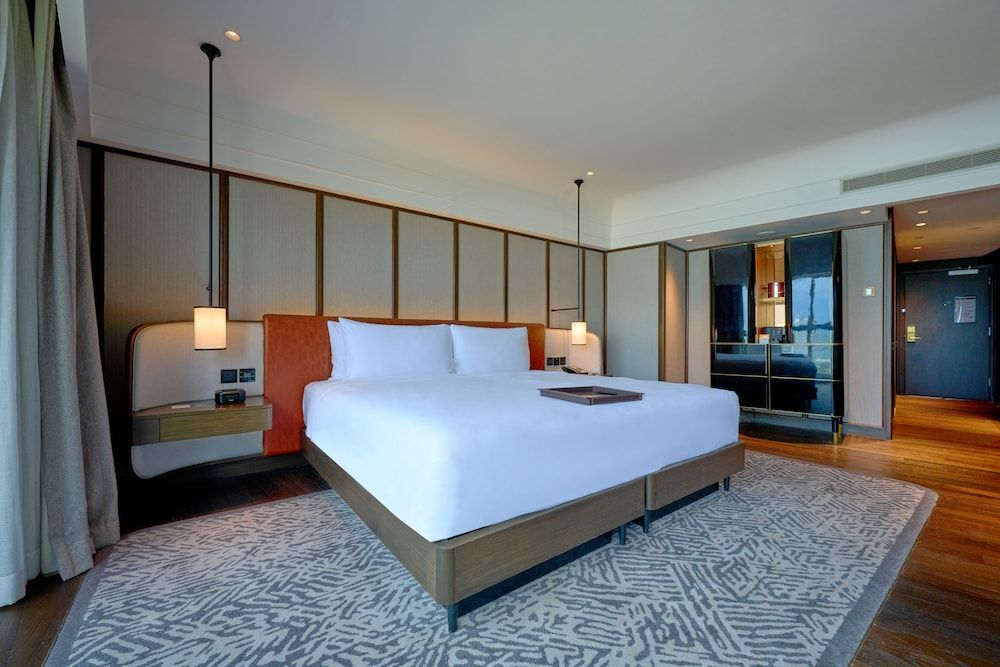 Fairmont Singapore Deluxe, 1 King with Balcony 3