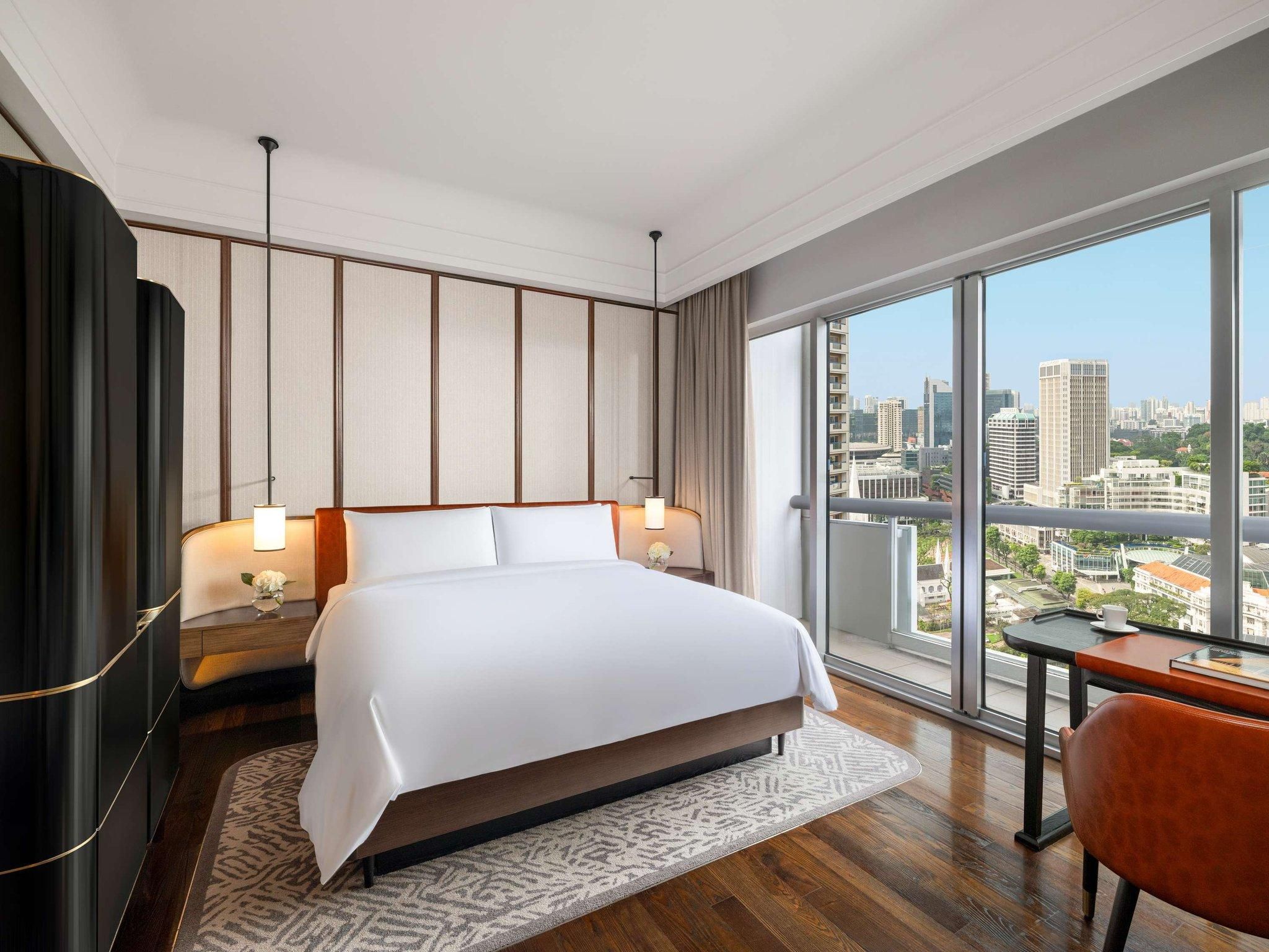 Deluxe, 1 King with Balcony, City View
