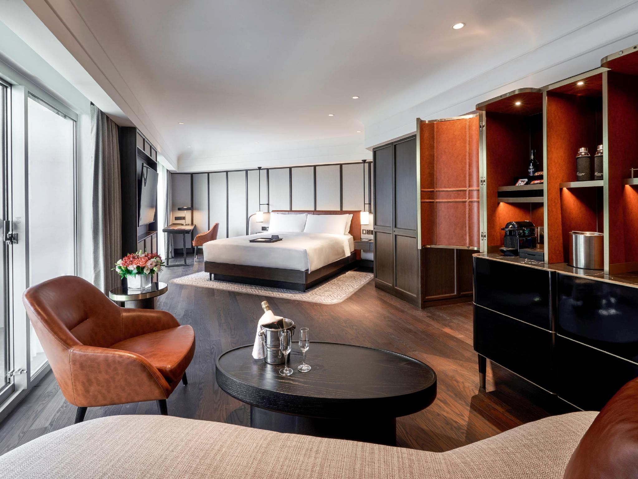 Signature Salon Suites, 1 King, Separate Lounge & 2 Balconies, Pool View