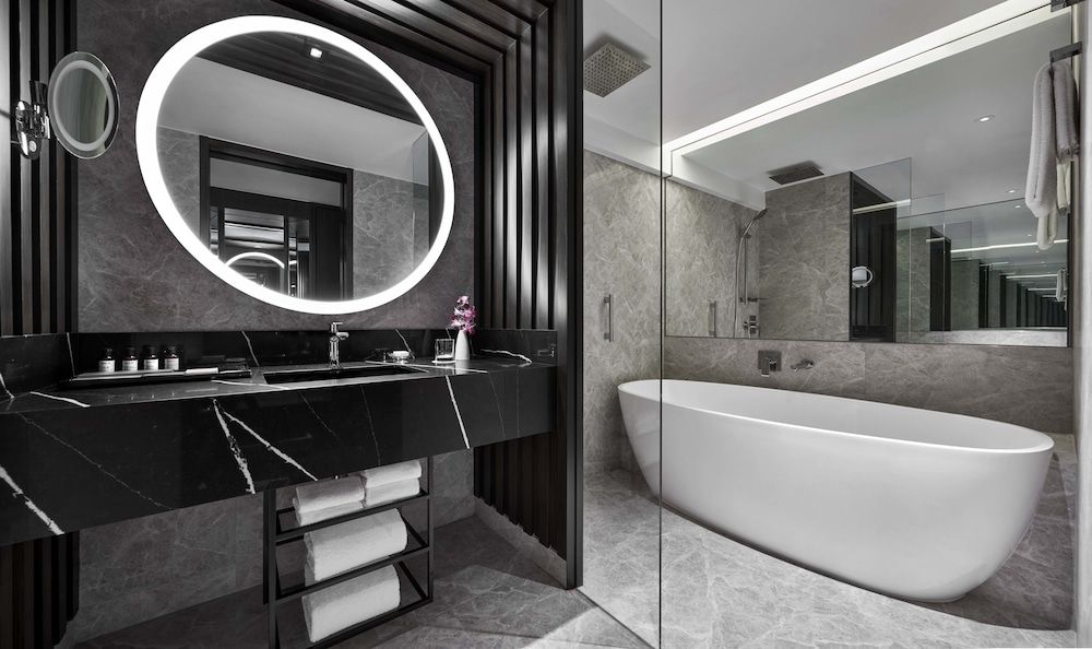 Fairmont Singapore Deluxe, 1 King with Balcony 5