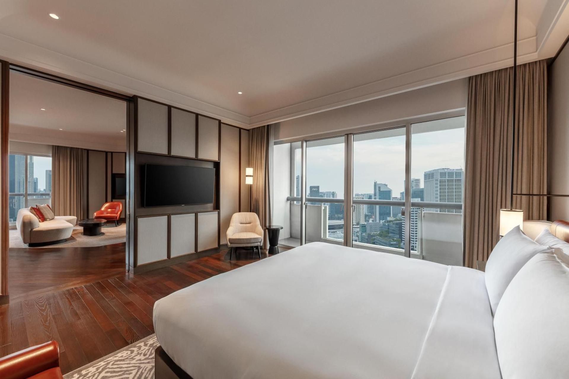 AMBASSADOR SUITE, 1 King, 2 balconies & Fairmont Gold Lounge access