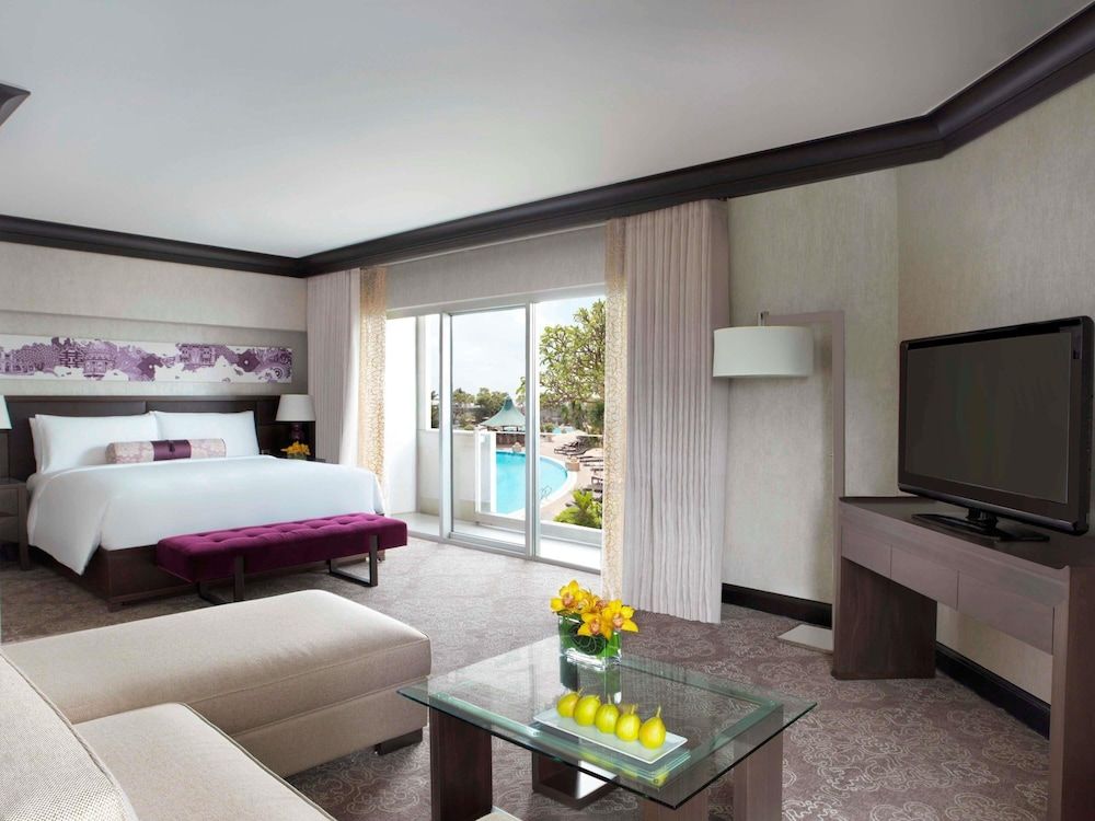 Signature Suite, 1 King, Corner Room with 2 Balconies