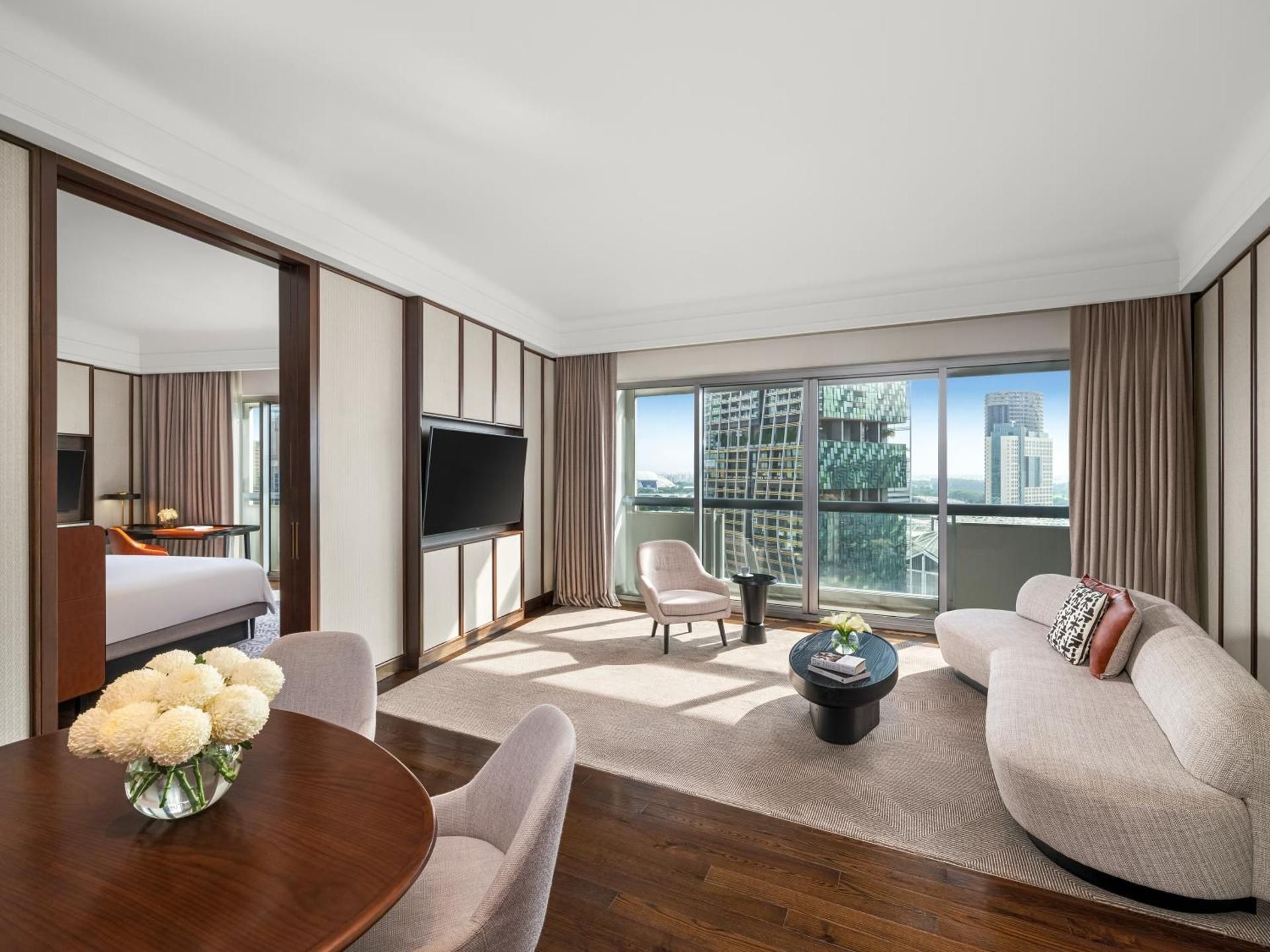 AMBASSADOR SUITE, 1 King, 2 balconies & Fairmont Gold Lounge access