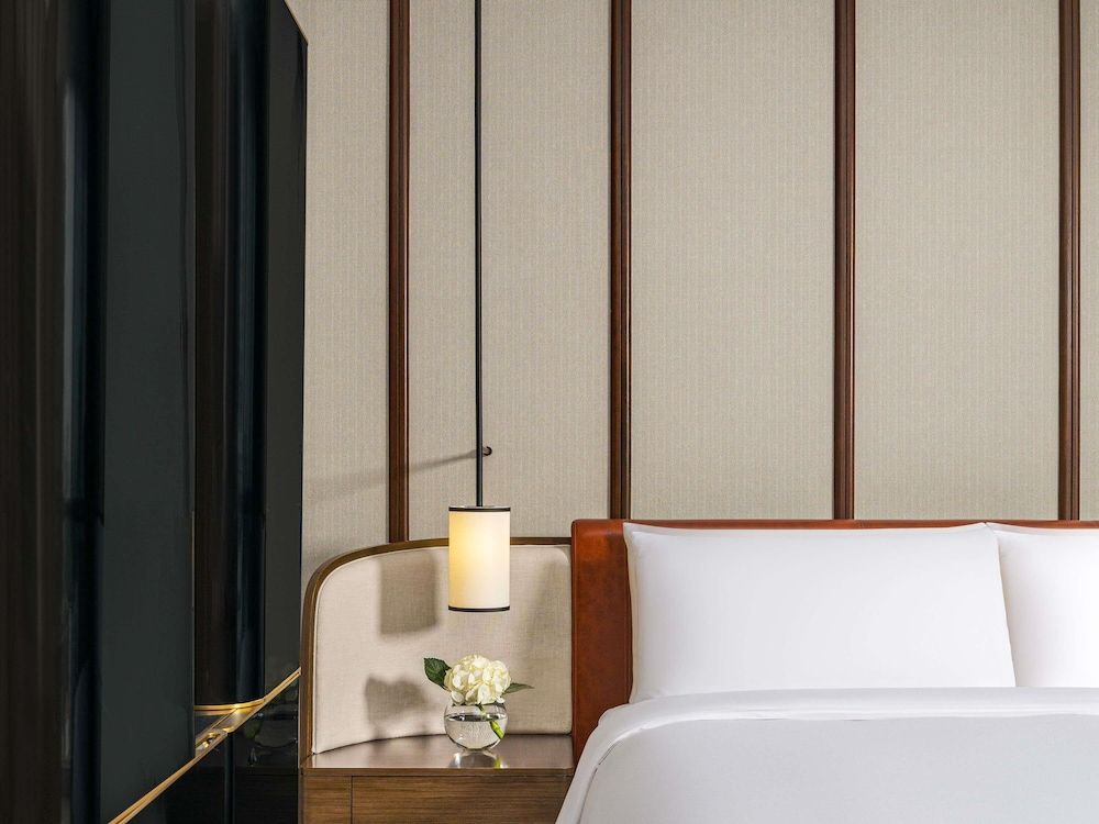 Fairmont Singapore Deluxe, 1 King with Balcony 4