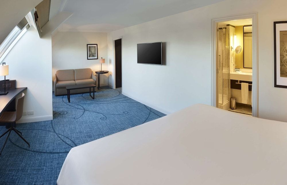 Junior Suite, 1 King Bed, Club Lounge Access