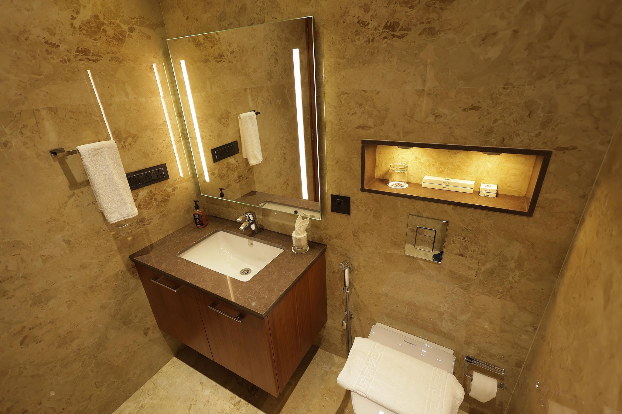 Travancore Court DELUXE QUEEN ROOM 7