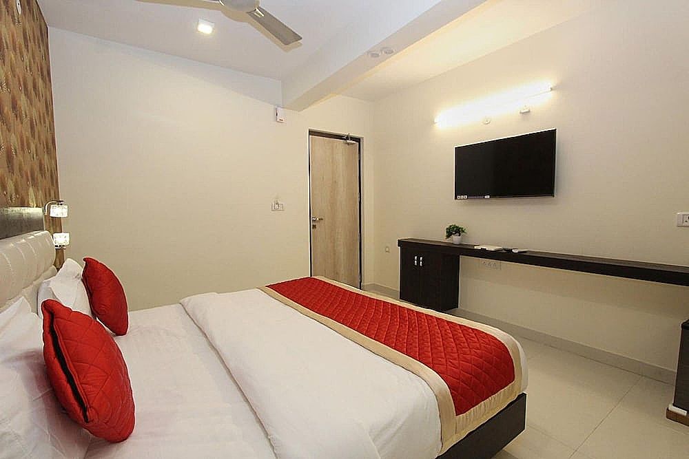 Vee Suites Bangalore Standard Room, 1 Bedroom, Smoking, City View 4