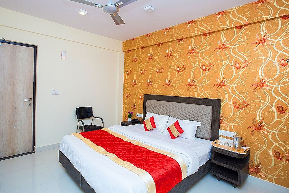 Vee Suites Bangalore Standard Room, 1 Bedroom, Smoking, City View 3