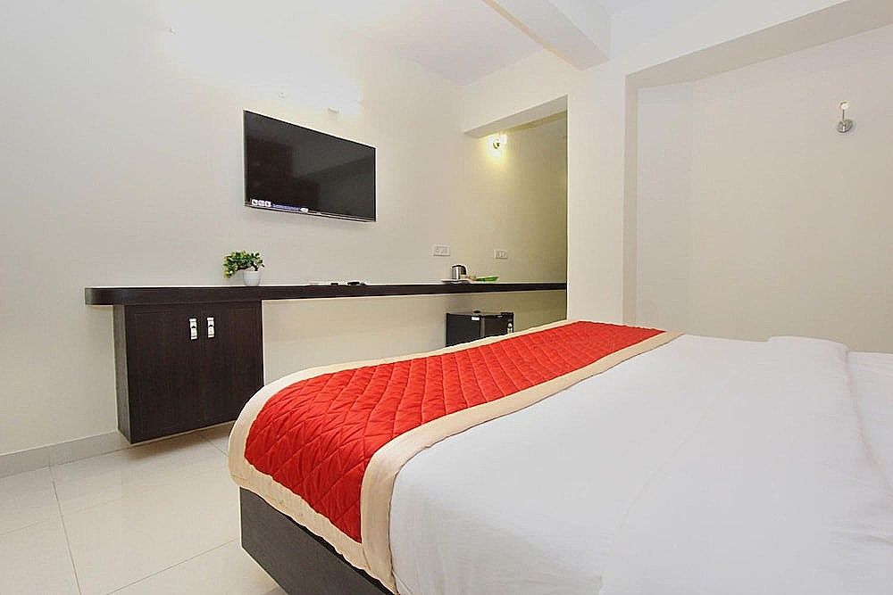 Vee Suites Bangalore Standard Room, 1 Bedroom, Smoking, City View 6
