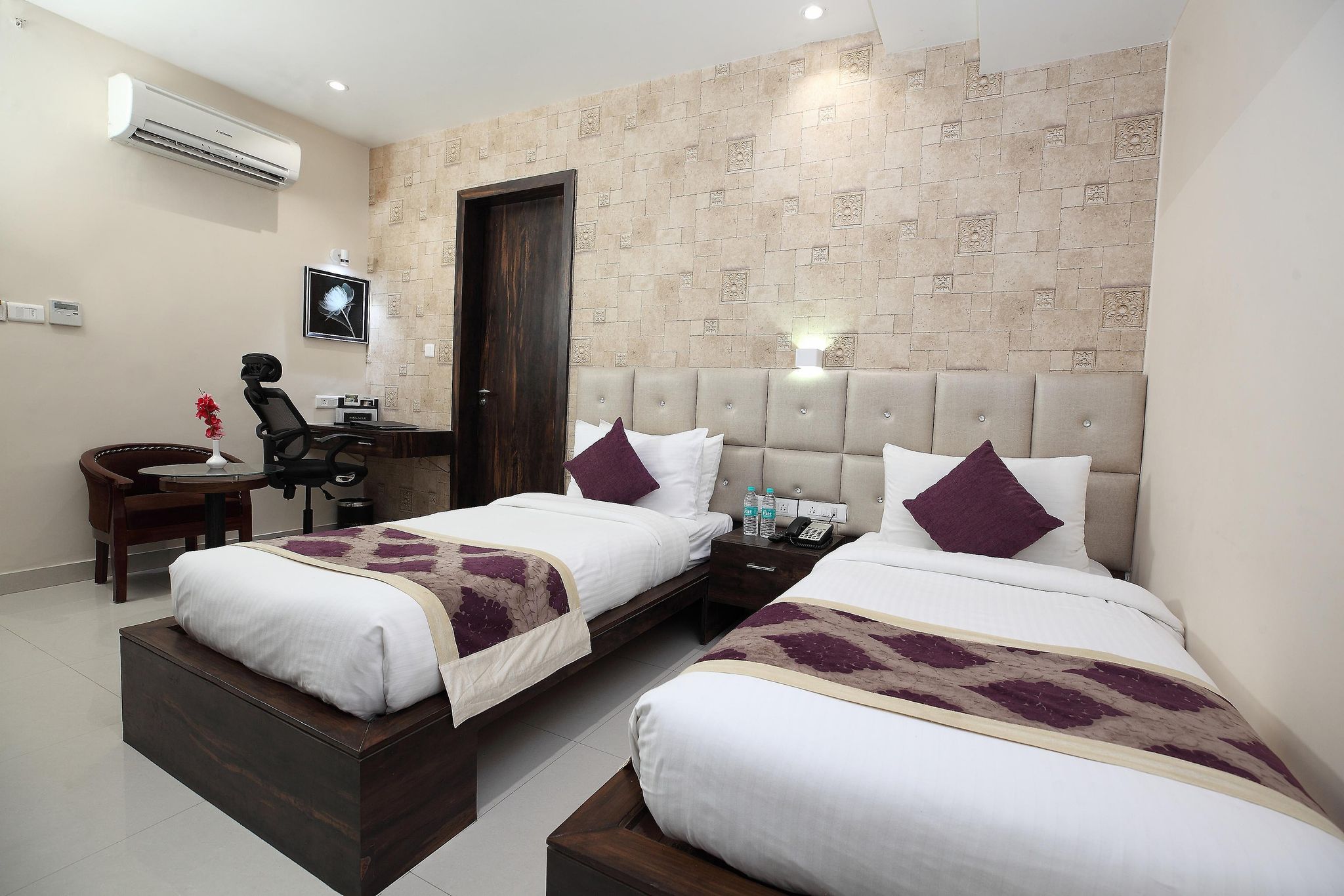 Pinnacle by Click Hotels, Lucknow Deluxe Room 6