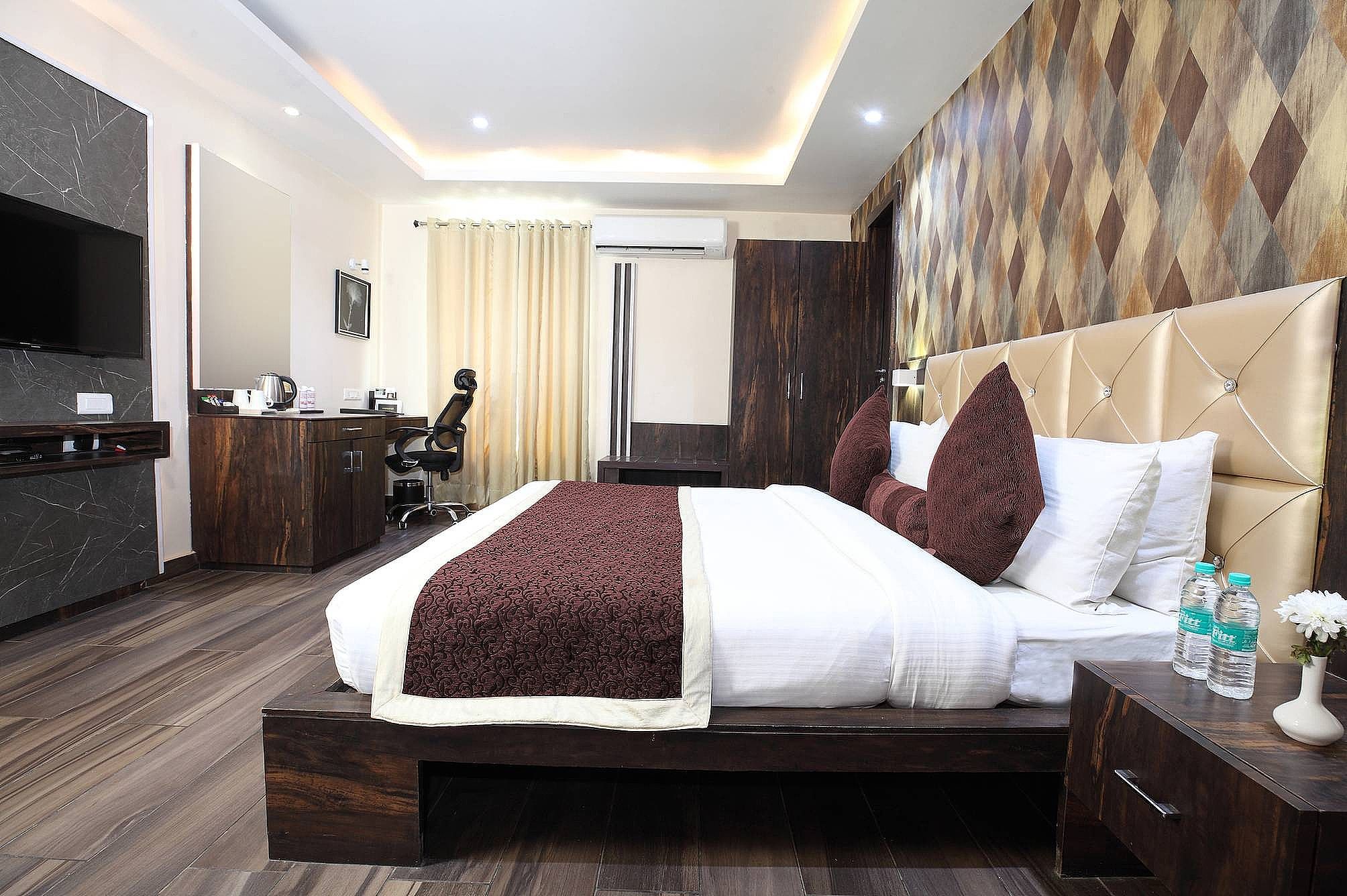 Pinnacle by Click Hotels, Lucknow Deluxe Room 2