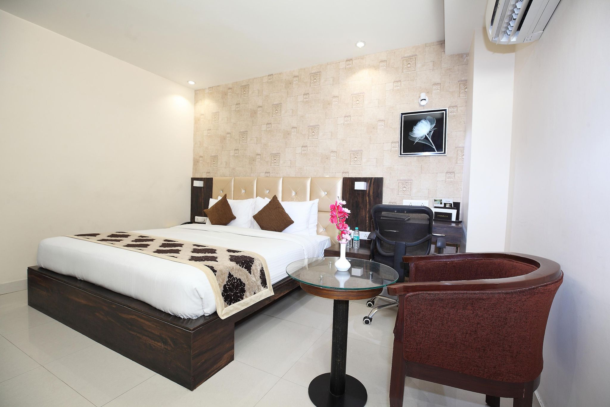Pinnacle by Click Hotels, Lucknow Deluxe Room 5