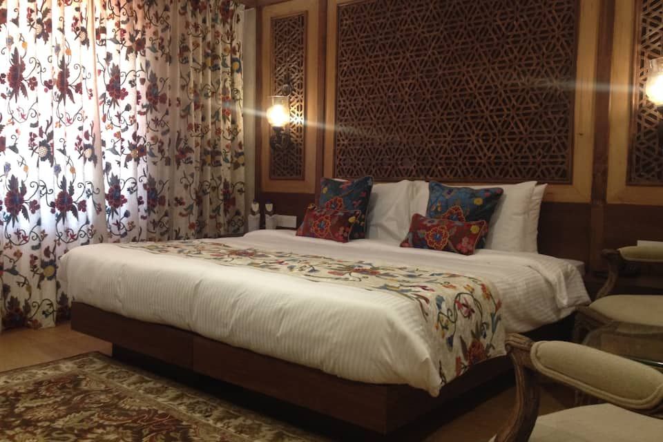 Superior Club Room
