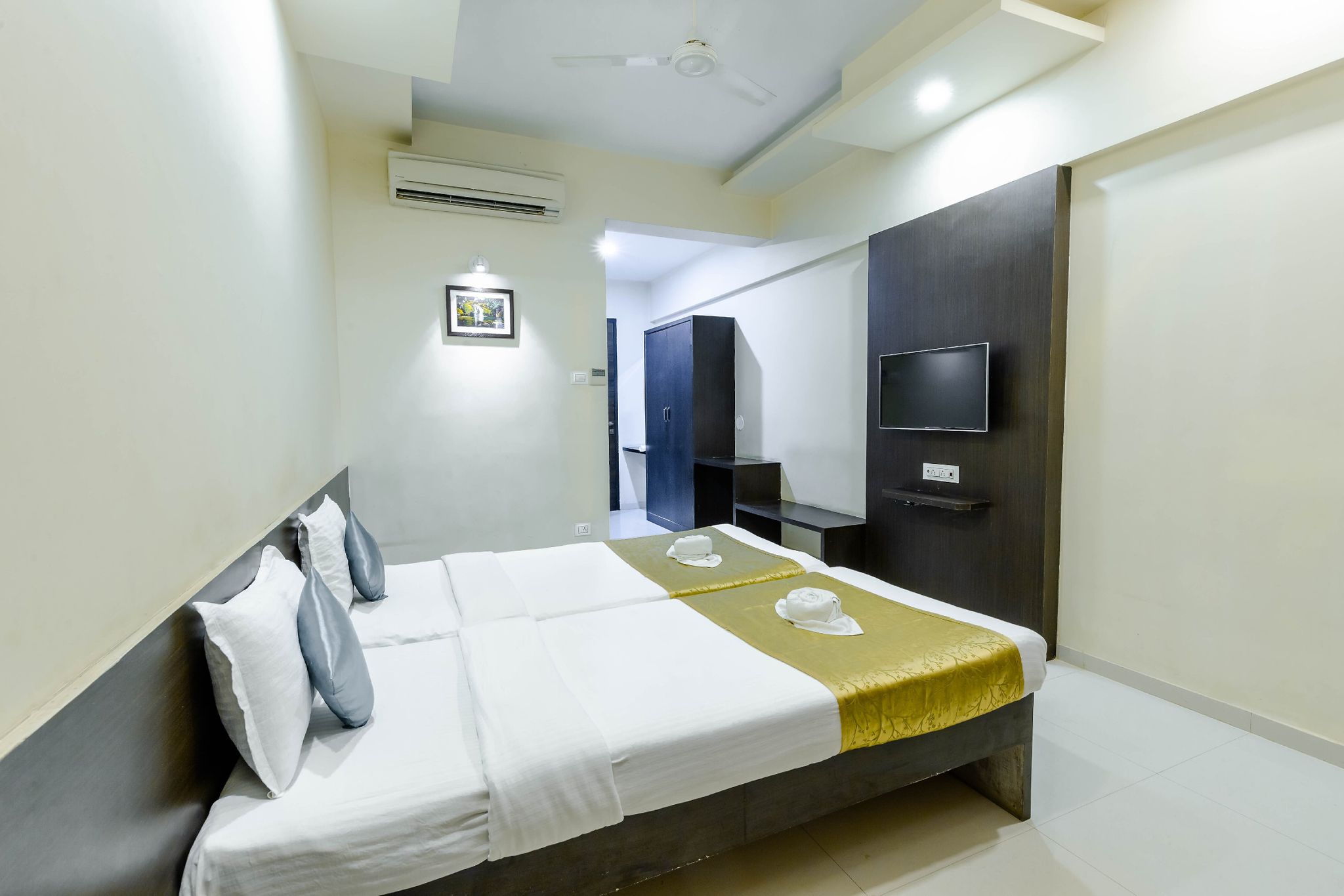 Hotel Galaxy inn Deluxe Room A/c