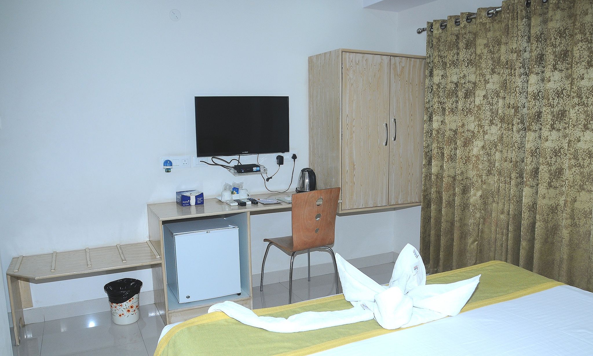 Pratz Inn Deluxe Room 7