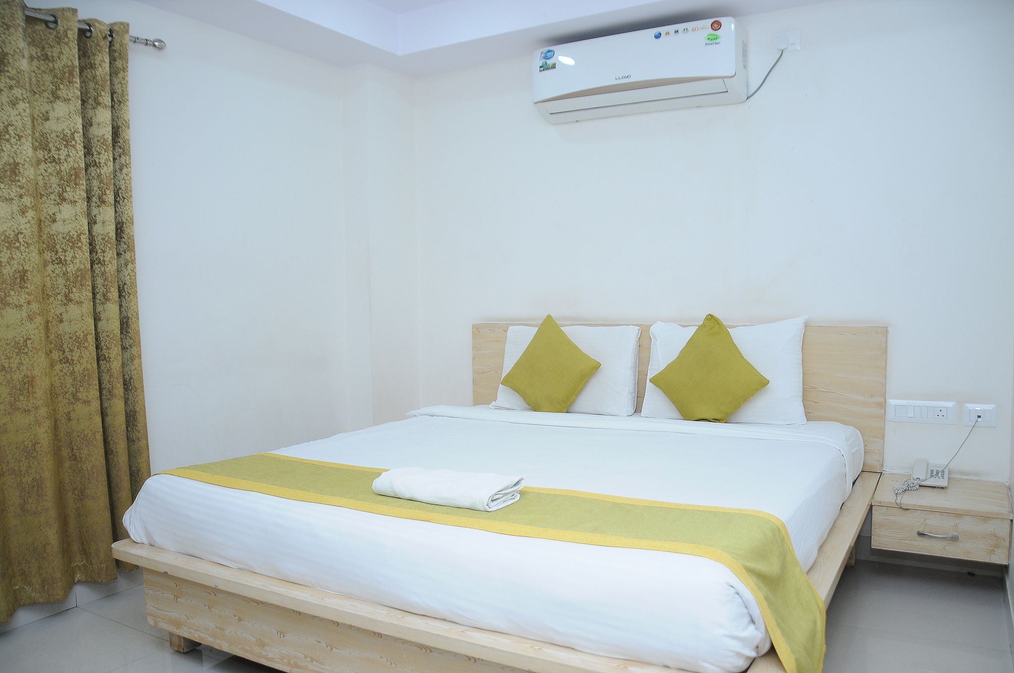 Pratz Inn Deluxe Room 4