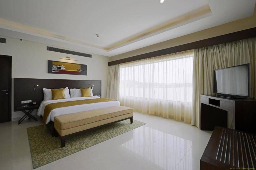Suite Room with Lake View