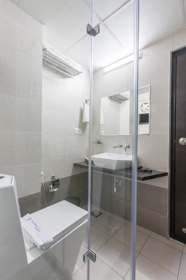 Prominent Corporate Residency Executive Suite 11
