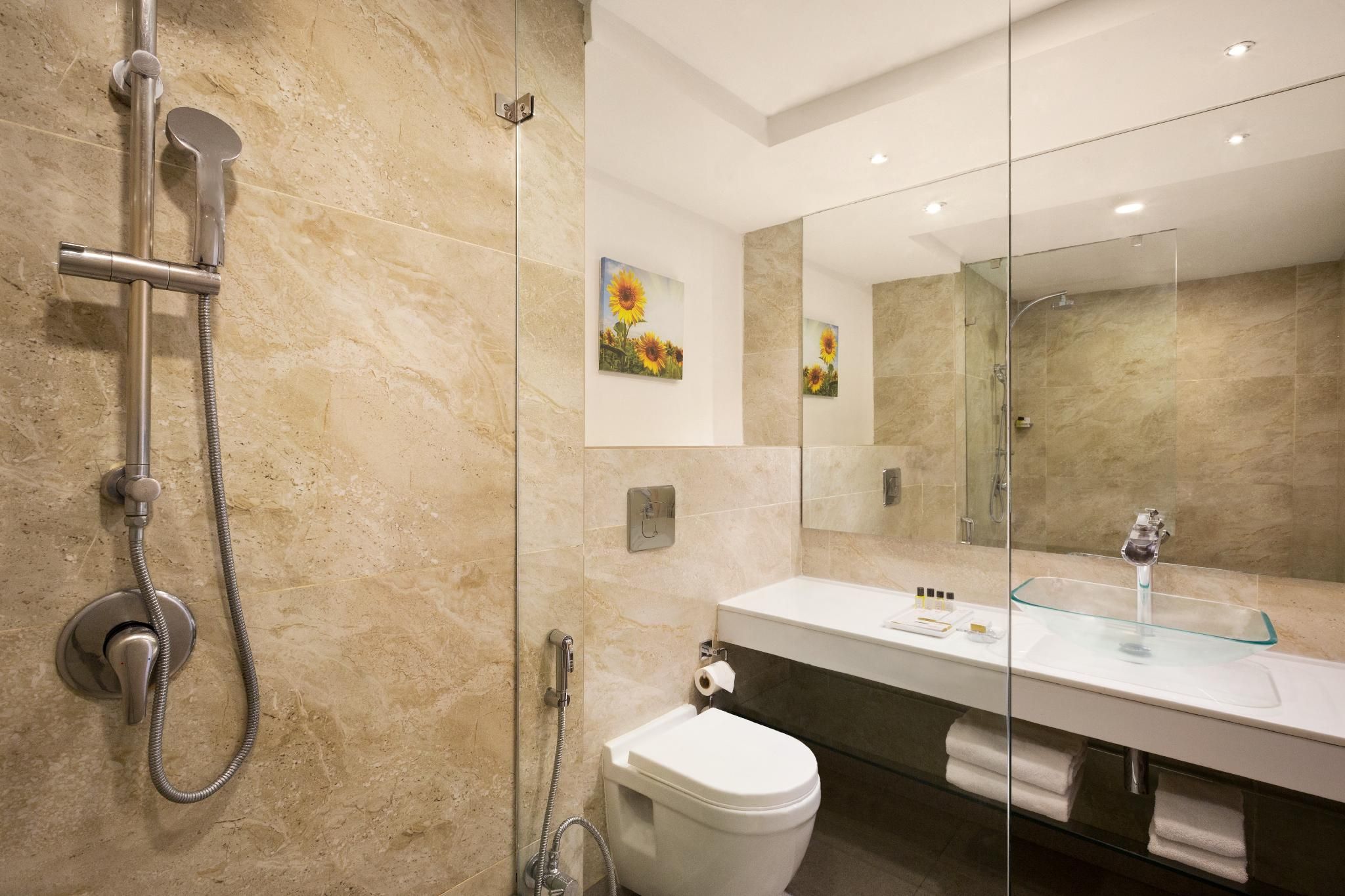 Ramada by Wyndham Dehradun Chakrata Road Deluxe 1 King Bed Non-Smoking Room 6