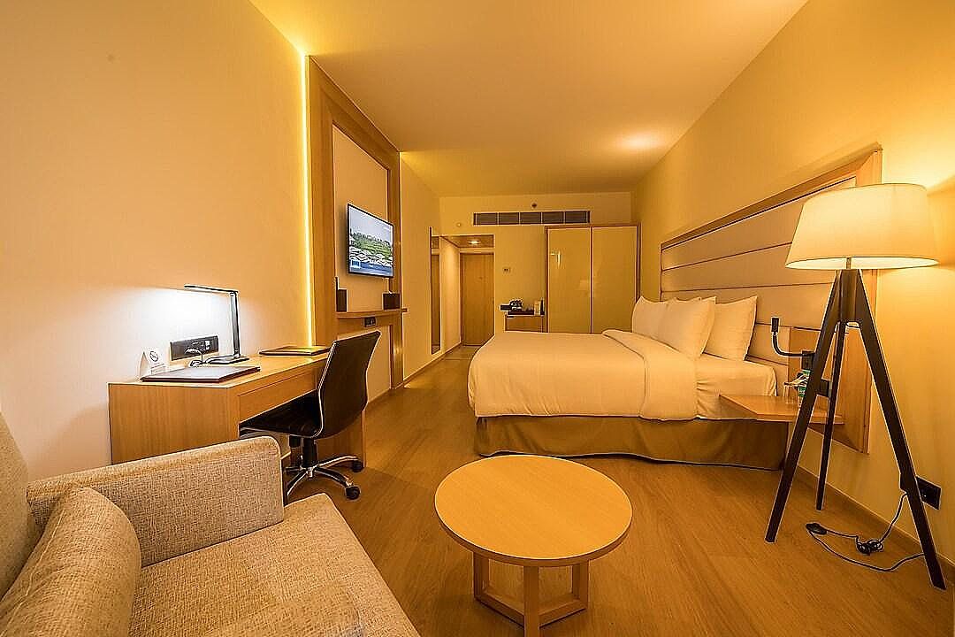 Ramada by Wyndham Dehradun Chakrata Road Deluxe 1 King Bed Non-Smoking Room 2