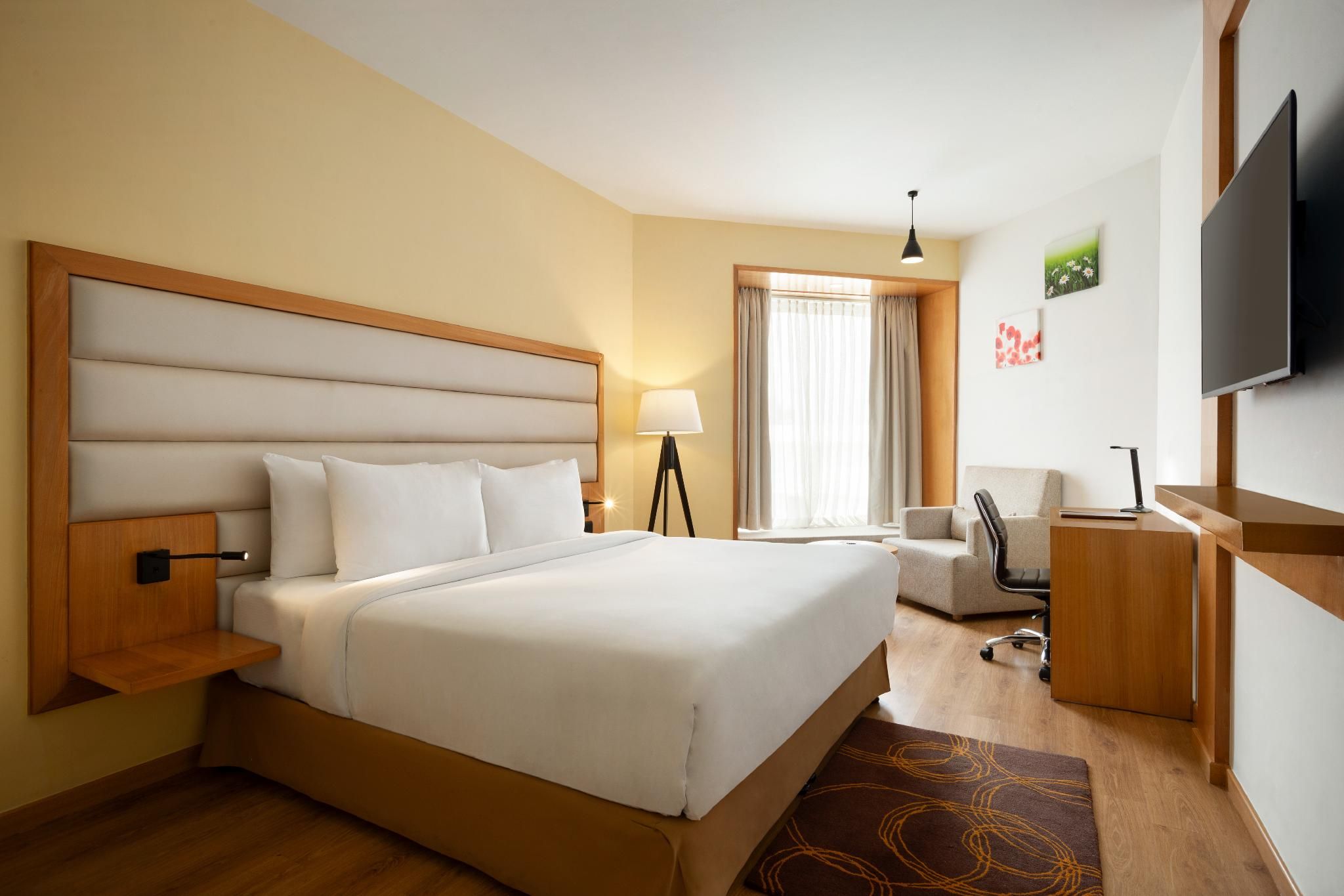 Ramada by Wyndham Dehradun Chakrata Road Deluxe 1 King Bed Non-Smoking Room 4