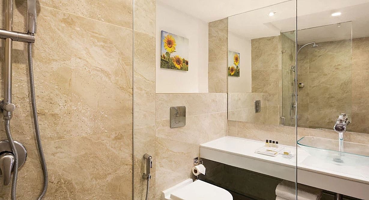 Ramada by Wyndham Dehradun Chakrata Road Deluxe 1 King Bed Non-Smoking Room 4