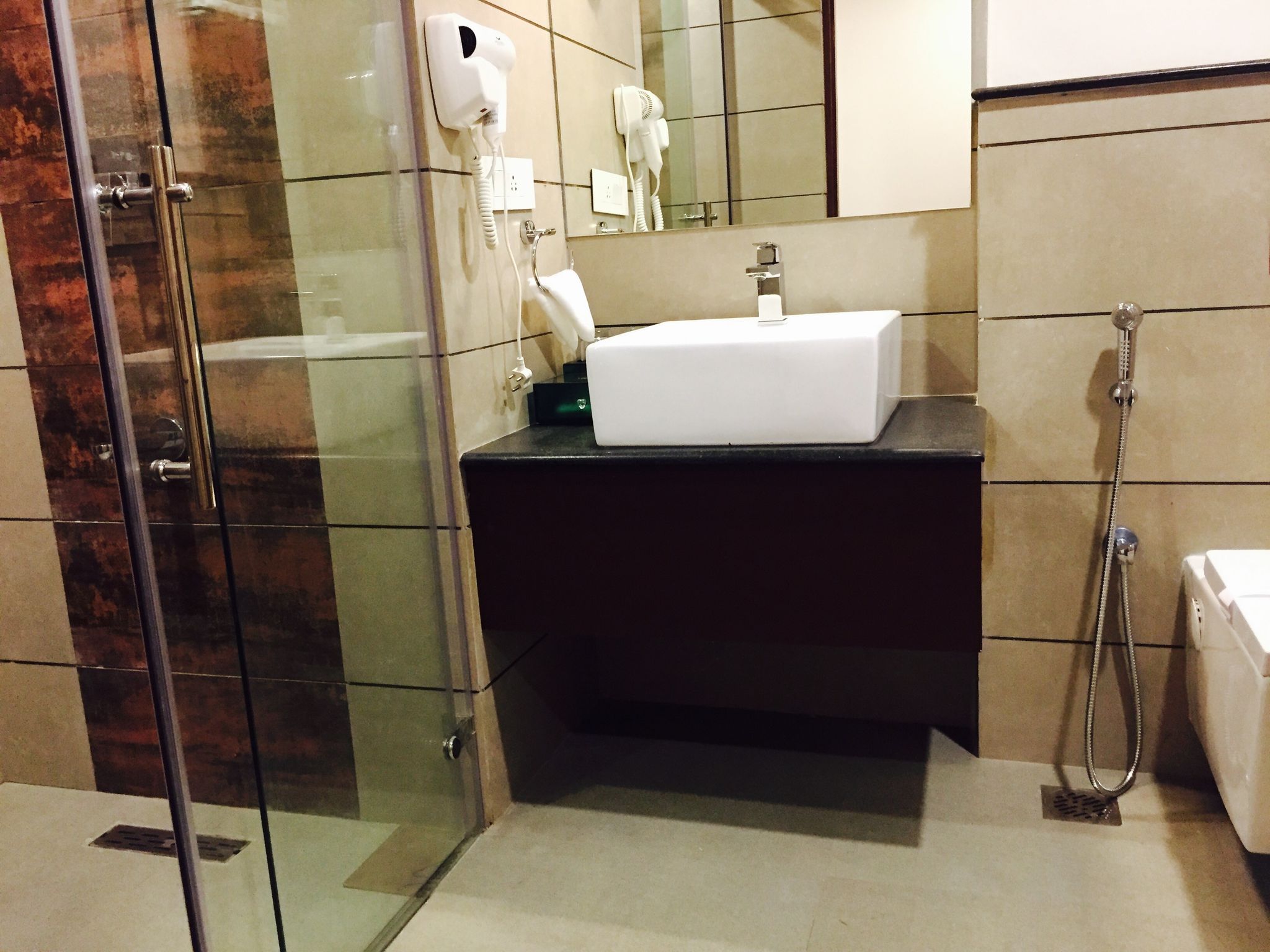 Woodies Bleisure Hotel Platinum Deluxe AC 6
