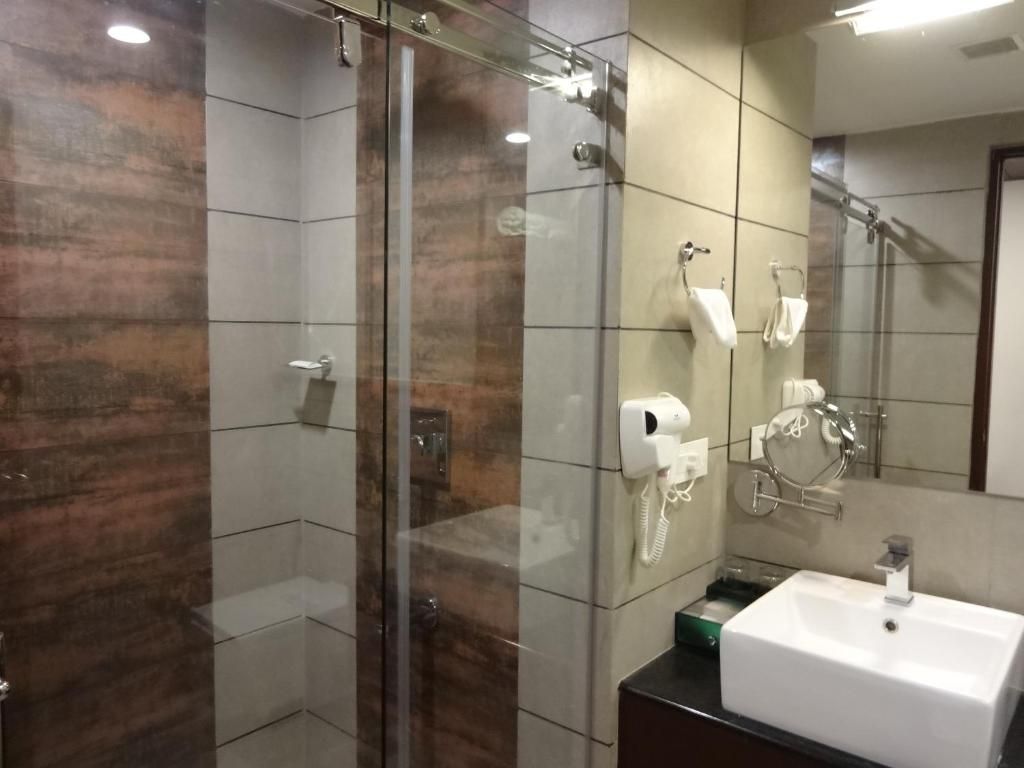 Woodies Bleisure Hotel Platinum Deluxe AC 5