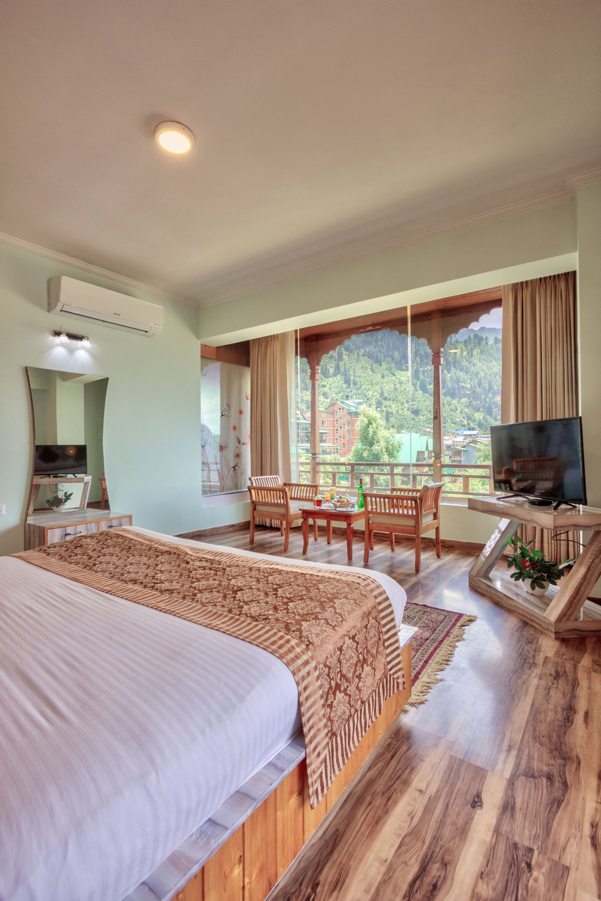 Honeymoon Suite Mountain View with Jacuzzi & private balcony