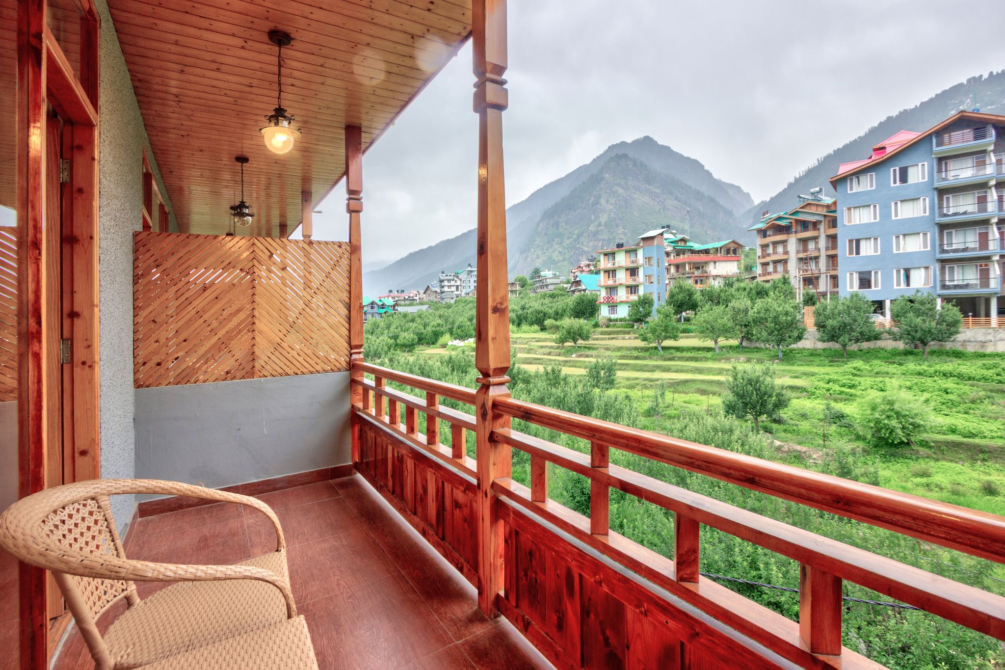 Snow Flakes Resort And Spa Centrally Heated Luxury Resort Super Deluxe Room with Mountain View and Private Balcony  5