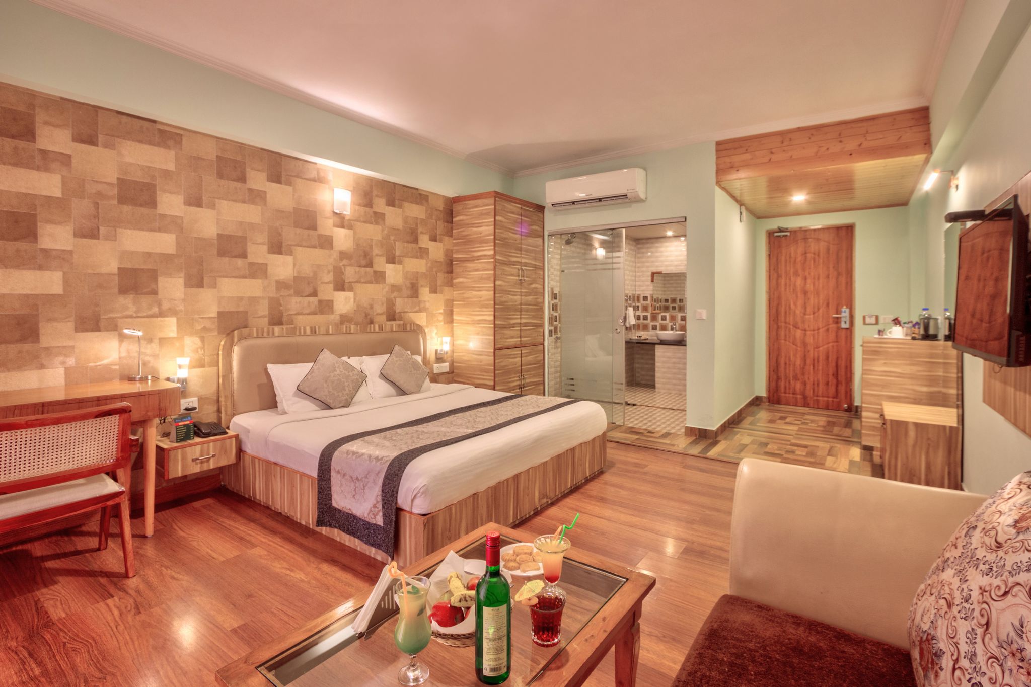 Snow Flakes Resort And Spa Centrally Heated Luxury Resort Super Deluxe Room with Mountain View and Private Balcony  3