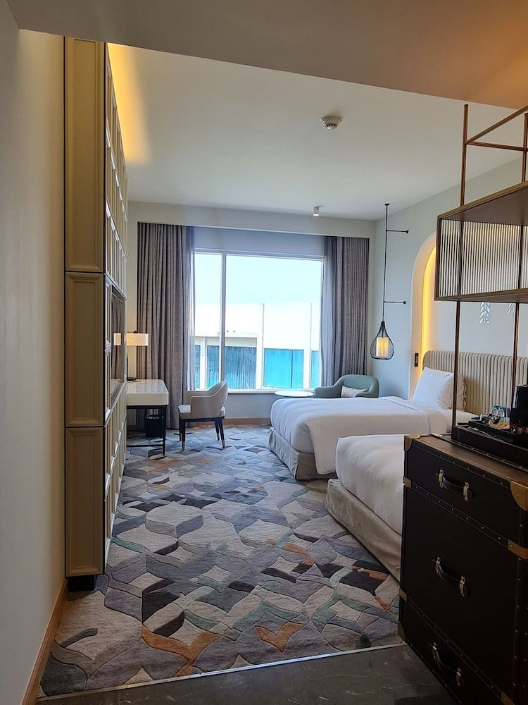Classic Room, 2 Twin Beds, Pool View