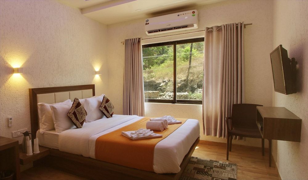 Manwar Garden Resort Deluxe AC Room 10