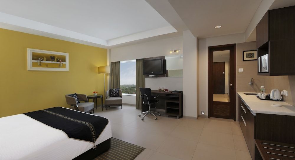 Grand Mercure Vadodara Surya Palace Hotel Deluxe Double Room, 1 Double Bed 13