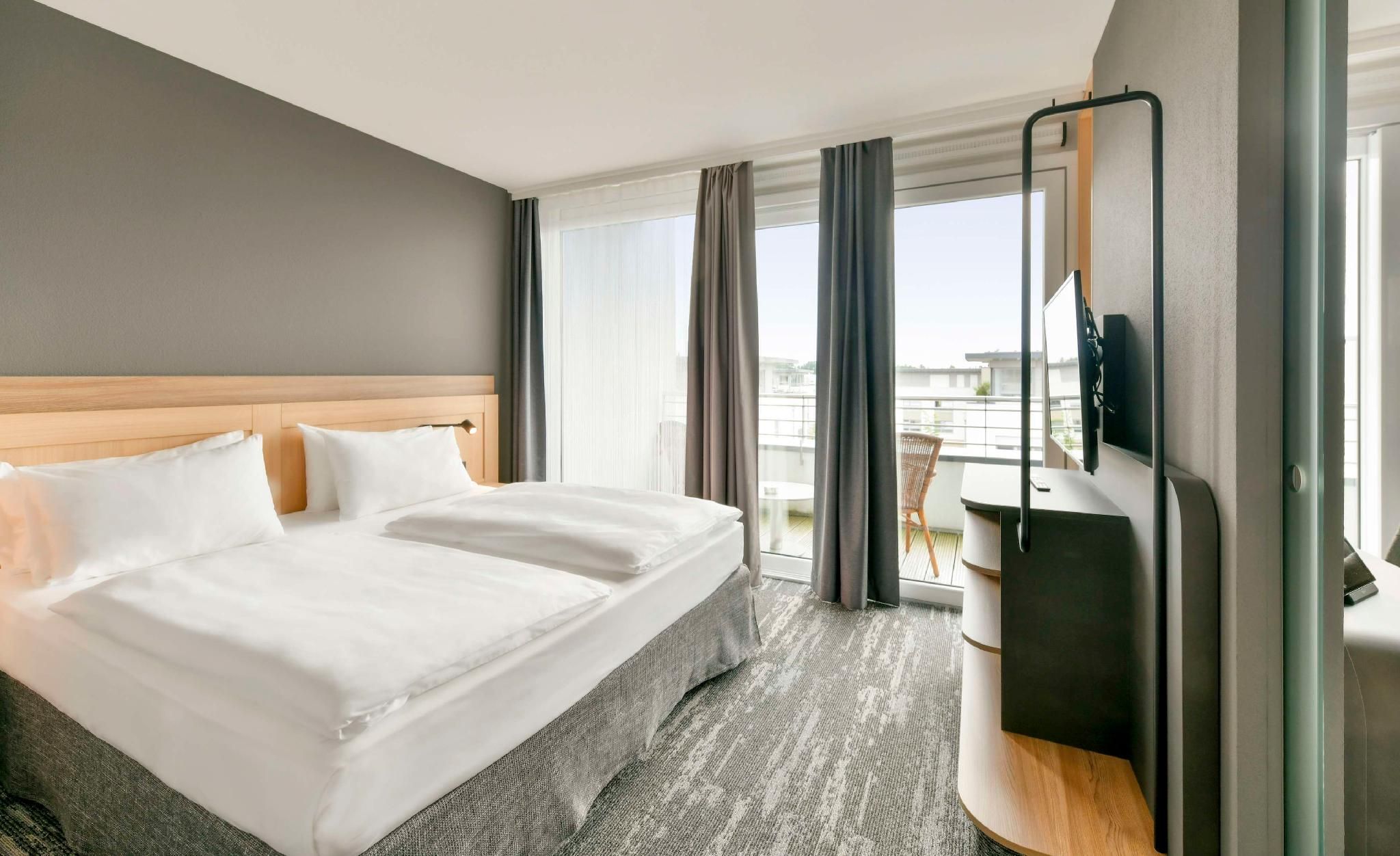 Suite - 1 King Bed, Two Rooms, Top Floor, Balcony, Air Conditioning