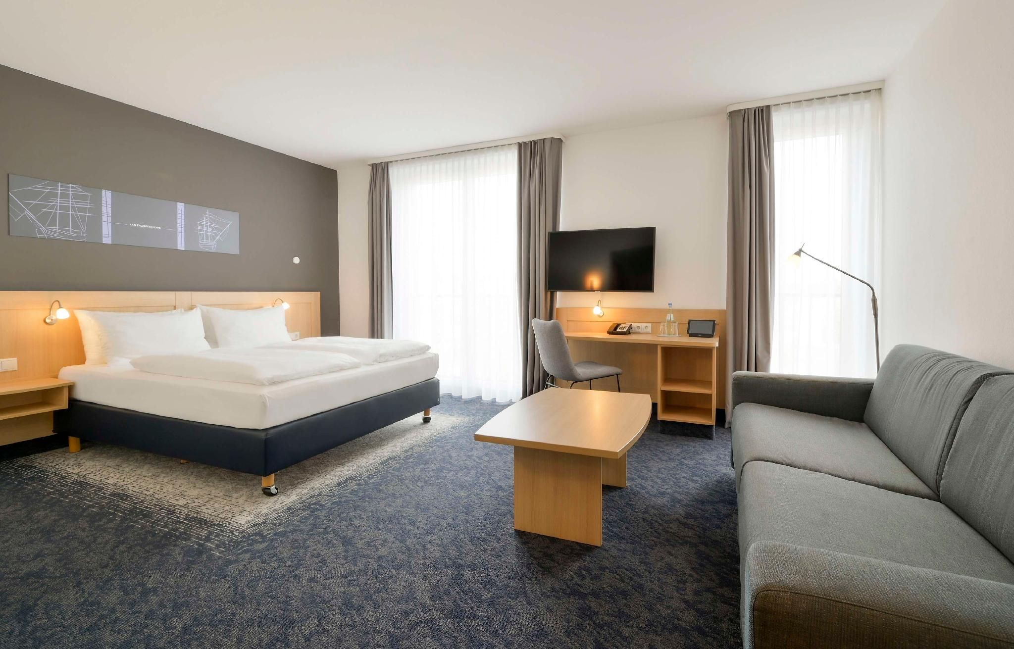 Accessibility - 1 Queen, Roll-in Shower, Second Floor, Floor To Ceiling Windows, Air Conditioning