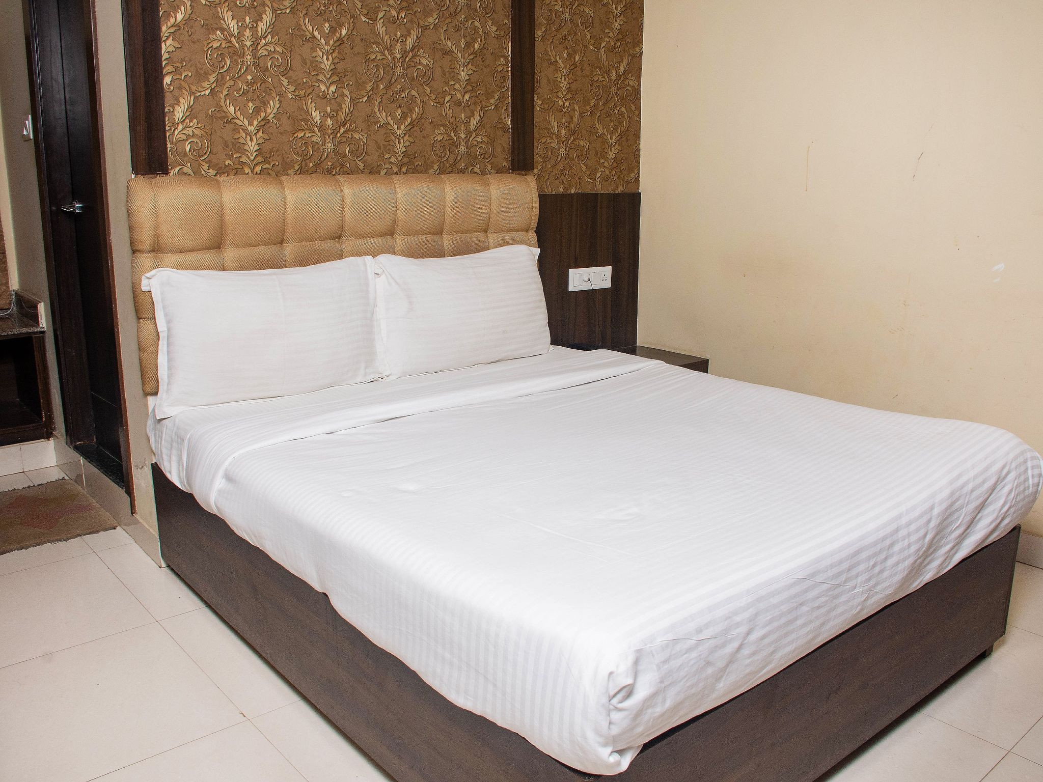 Hotel SLE Residency Deluxe Room AC Room 11