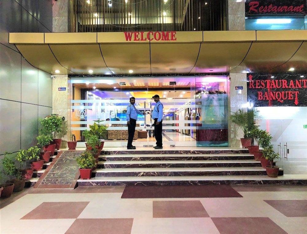 undefined Hotel SGT Plaza 8