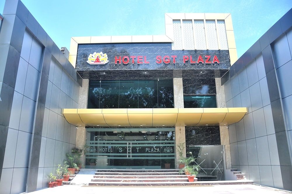 undefined Hotel SGT Plaza 7