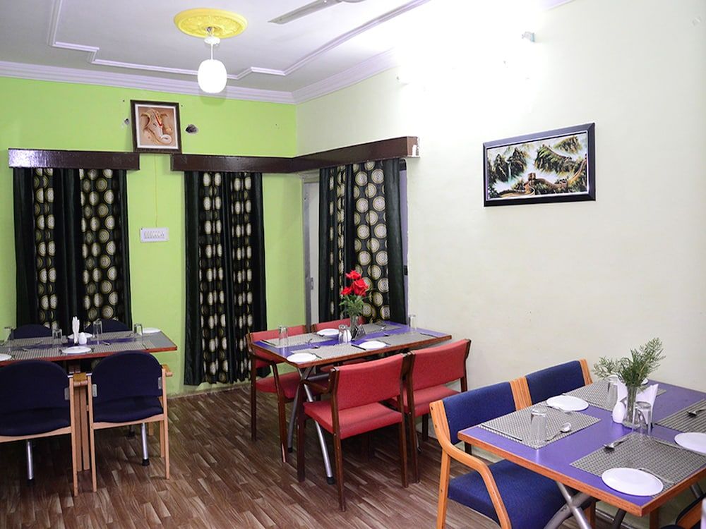 undefined OYO 4255 The Crown Plaza 8