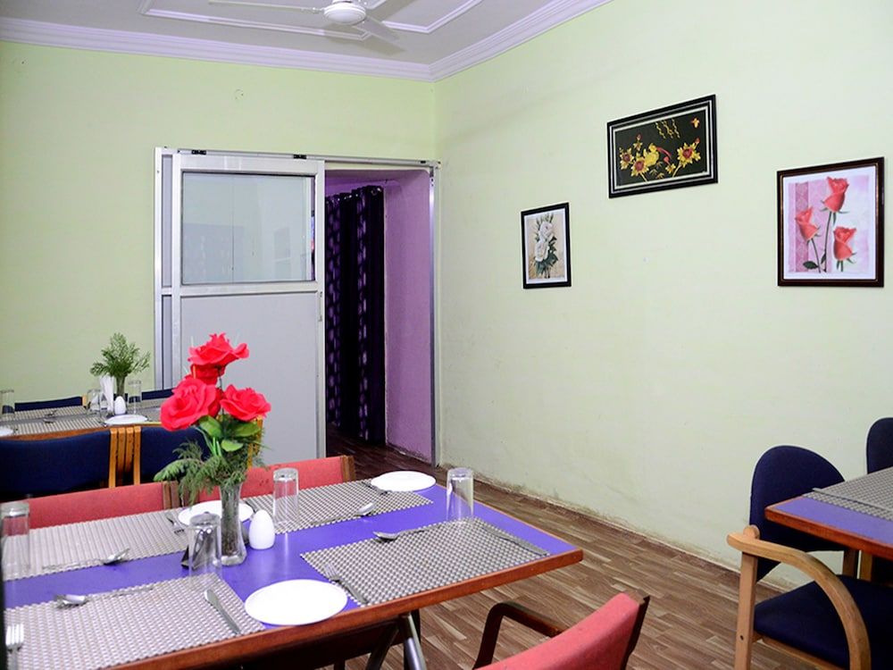 undefined OYO 4255 The Crown Plaza 5