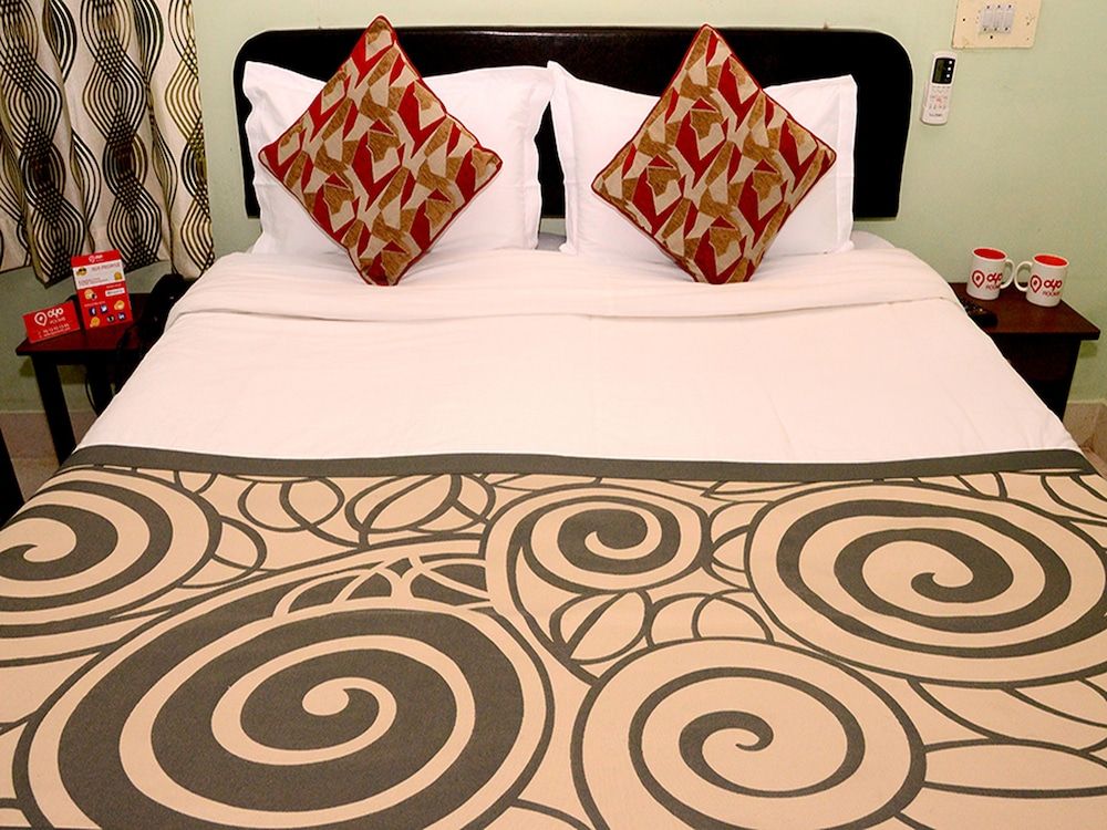 undefined OYO 4255 The Crown Plaza 9