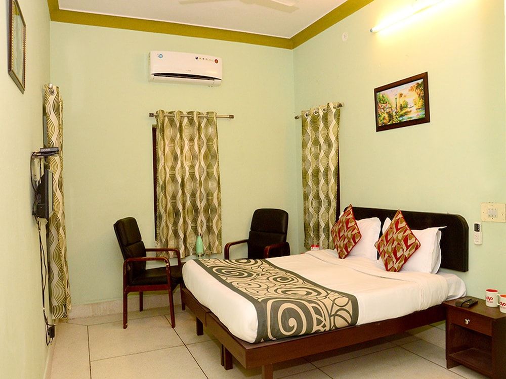 OYO 4255 The Crown Plaza Double or Twin Room 7